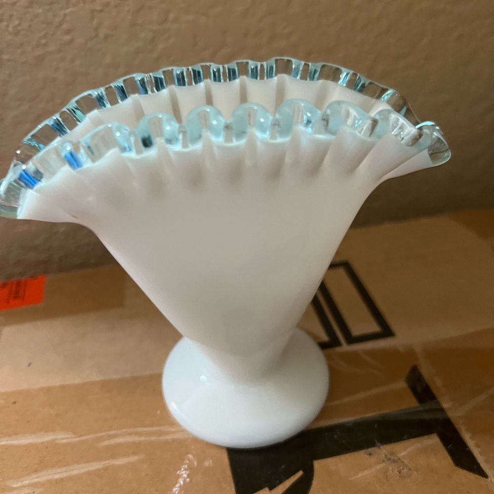 Fenton ? Elegant White and Blue Ruffled Glass Vase